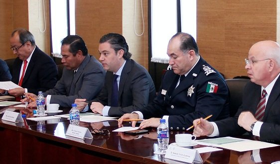 Acuerdan gobernadores de Chiapas, Oaxaca y Michoacán con secretario de Educación, estrategia de seguridad para Evaluación