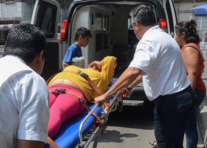 MÉXICO, D.F., 21ABRIL2015.- Julia Herrera Serna de 21 años, alertó a paramédicos del ERUM al presentar síntomas de dar a luz, lo que resultó ser una falsa alarma pero aún así fue trasladada al hospital de Balbuena para su valoración. FOTO: ARMANDO MONROY /CUARTOSCURO.COM