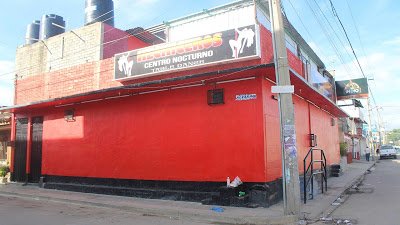 Hombres con armas largas ingresan al bar y disparan