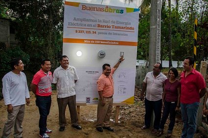 Responde Gobierno de Huatulco a necesidades de Barrio El Tamarindo con obra de electrificación