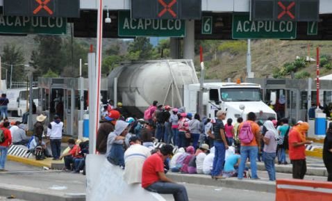 Maestros de la CETEG “botean” en Autopista del Sol por evaluación docente