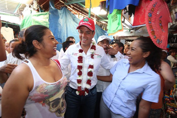 Convive Alejandro Murat Hinojosa con locatarios de Huatulco