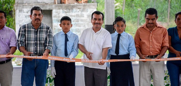 Inaugura Presidente de Huatulco techado en Primaria “México” de Bajos de Coyula 02