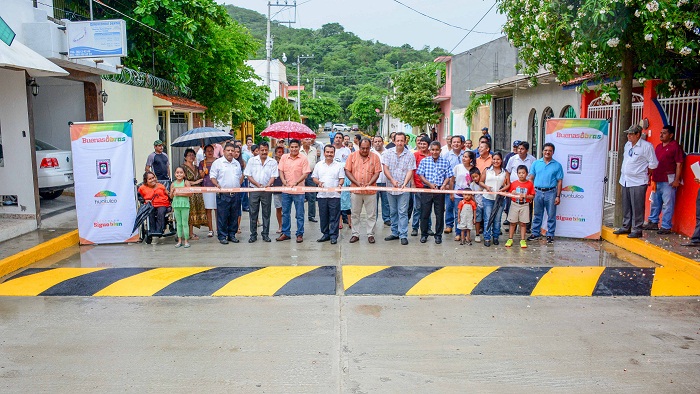 Inaugura Gobierno de Huatulco calles en el Fracc. Coyula Magisterial