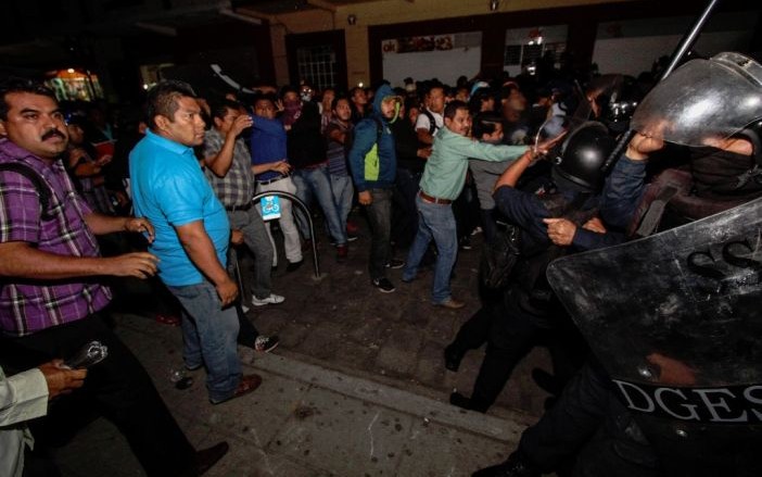 Se enfrentan maestros y policías en el Zócalo