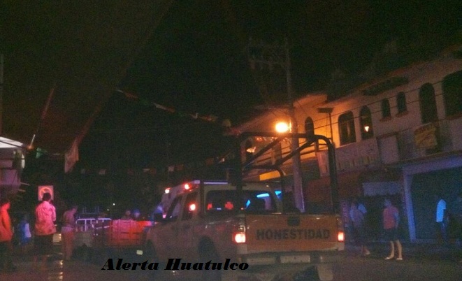 Cae ebrio trabajador del segundo piso de un hotel en Huatulco