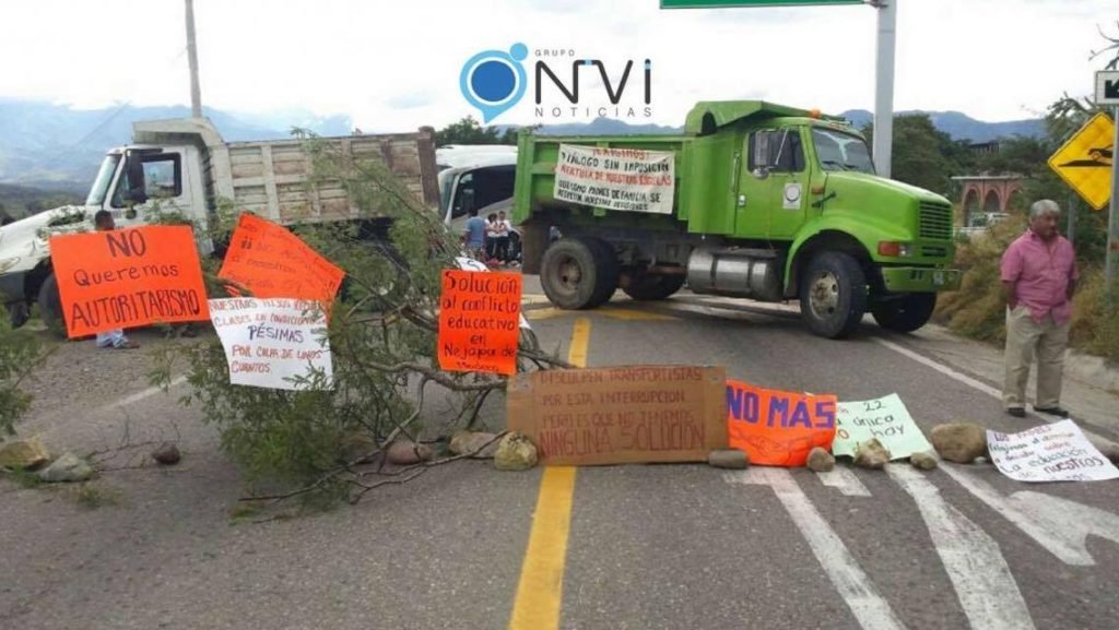 organiza-eufrosina-cruz-bloqueo-en-carretera-federal-en-favor-de-cnte4