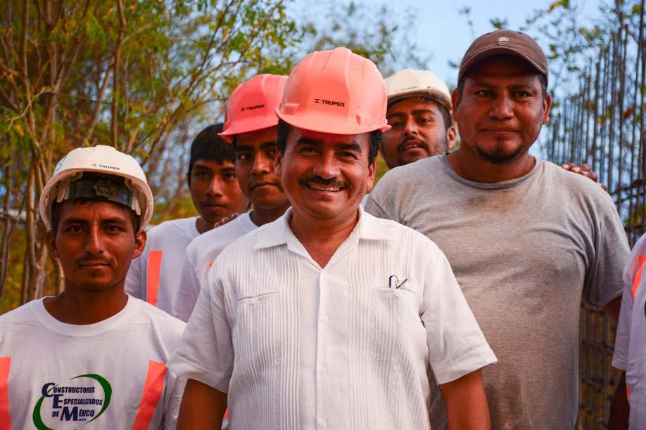 Presidente de Huatulco supervisa tanque y sistema de agua potable en la Comuneros Vicente Guerrero