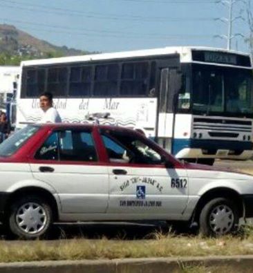 Retienen a camioneta y estudiantes de la UMAR Huatulco