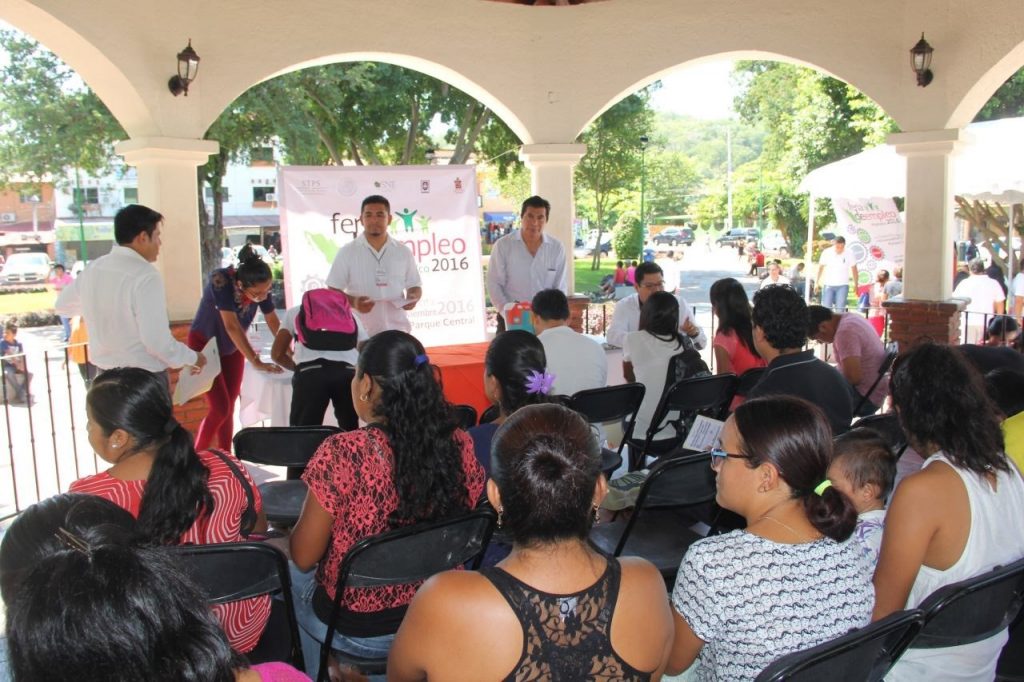 un-gran-exito-la-feria-de-empleo-huatulco-20162