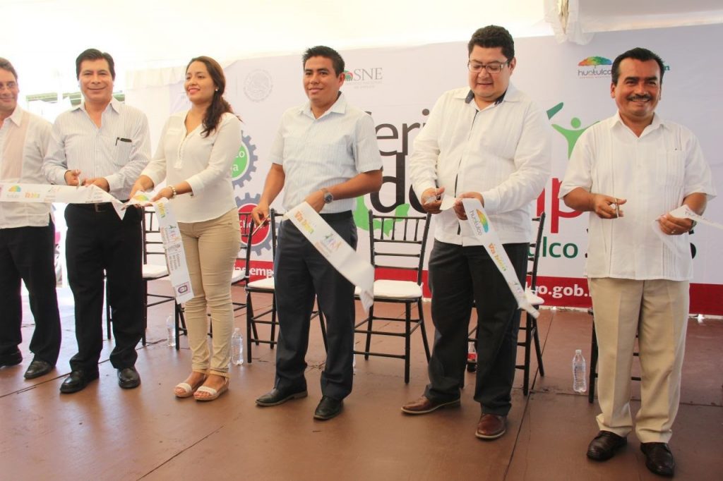 un-gran-exito-la-feria-de-empleo-huatulco-20163