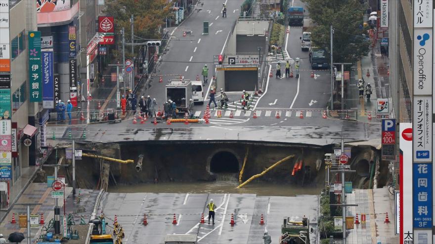 Un agujero de 300 metros cuadrados genera caos en Japón