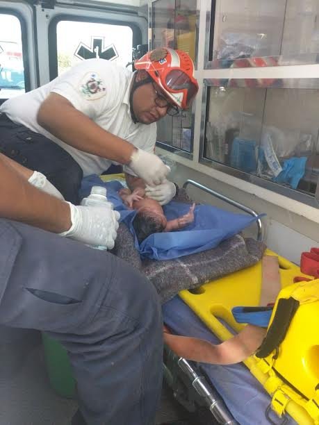bomberos-rescatan-a-recien-nacida-tras-haber-sido-abandonada2