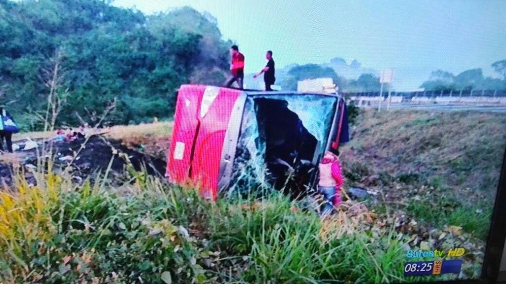 vuelca-autobus-pasajero-en-carretera-cosamaloapan-tianaja-hay-pasajeros-muertos2