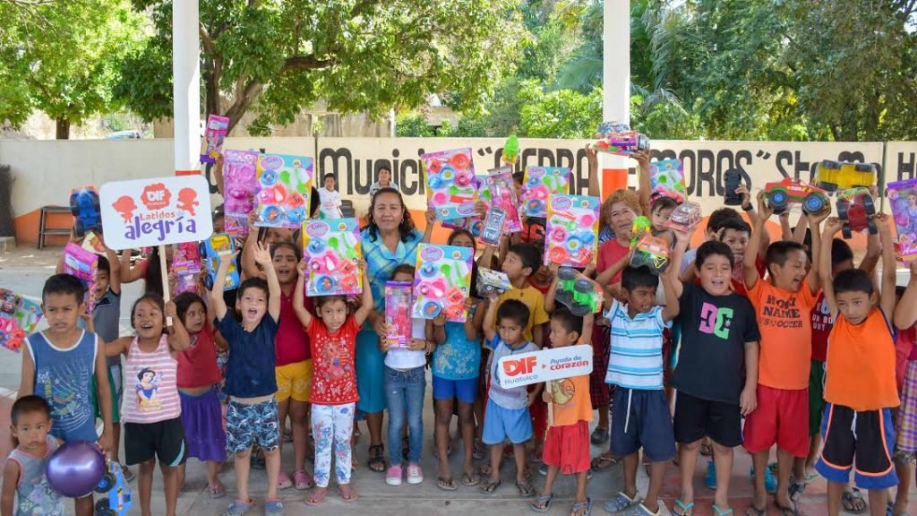 caravana-de-juguetes-latidos-de-alegria-reparte-sonrisas-en-comunidades-de-huatulco