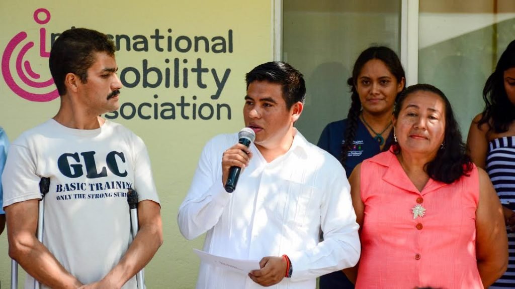 Encabeza Edil José Hernández entrega de prótesis en DIF Huatulco2