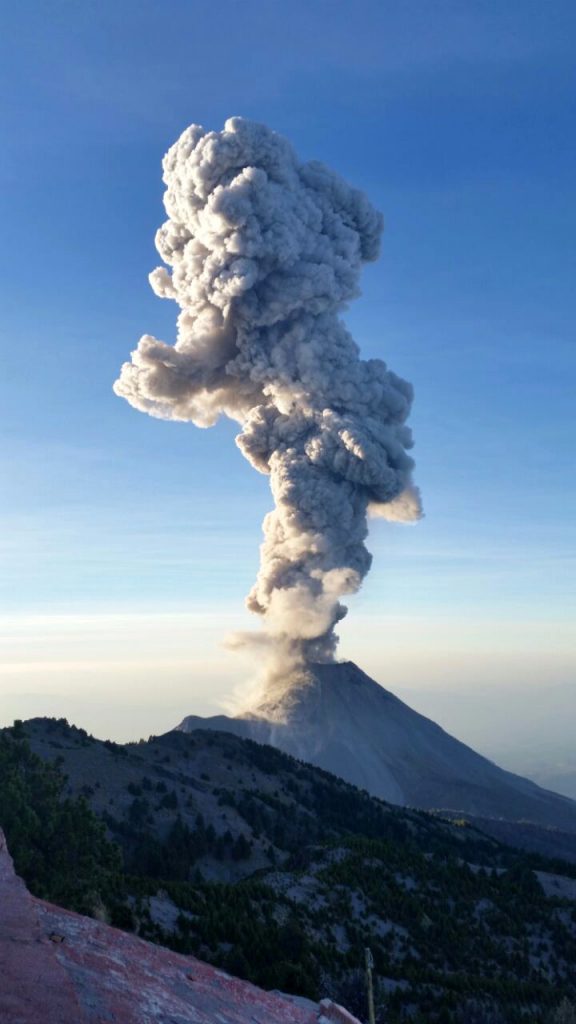 Explosión de Volcán generó caída de ceniza en Comala y Jalisco