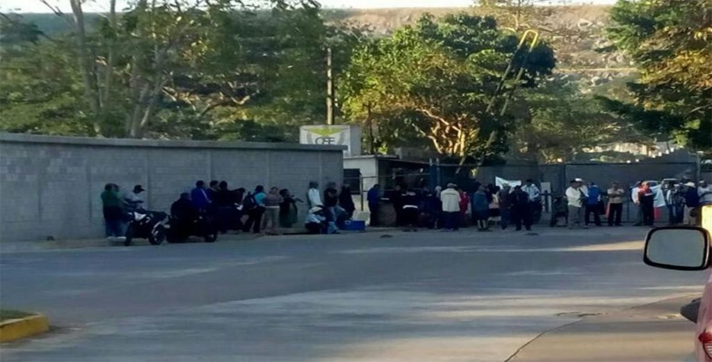Regidor de Soyaltepec secuestra seis autobuses e incentiva bloqueos