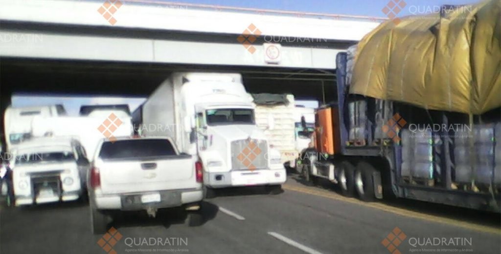 Viento fuerte deja varados a transportistas en el Istmo de Oaxaca