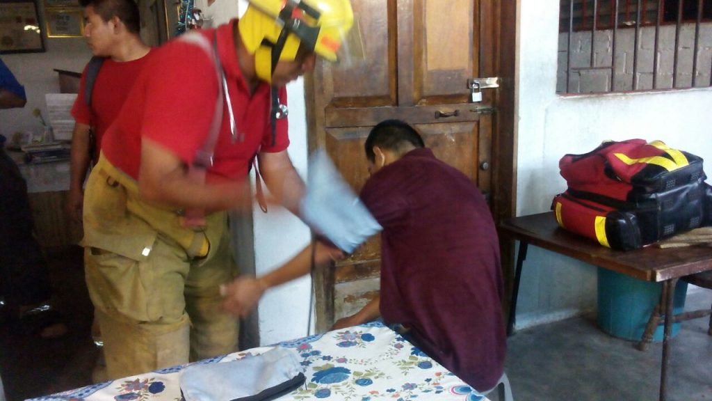 bomberos-auxilian-a-persona-atrapada