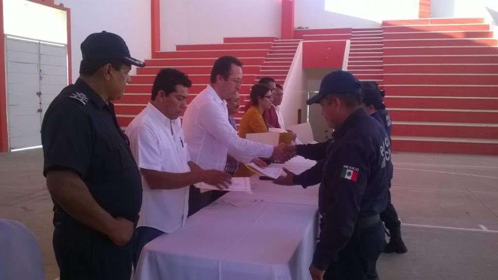 CERTIFICAN A ELEMENTOS POLICIACOS DE HUATULCO Y TONAMECA.