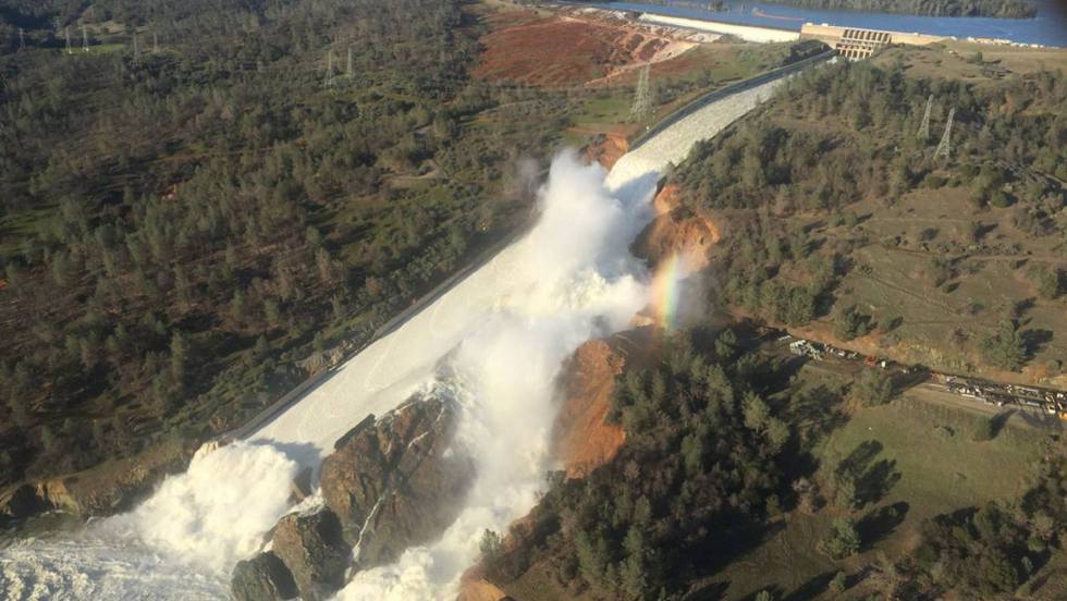 Casi 200.000 evacuados en California por peligro de desbordamiento de la presa de Oroville