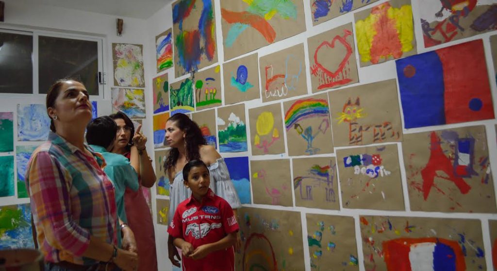 DIF Huatulco inaugura exposición y subasta de arte “Azul Profundo” a beneficio de Clínica de Autismo.