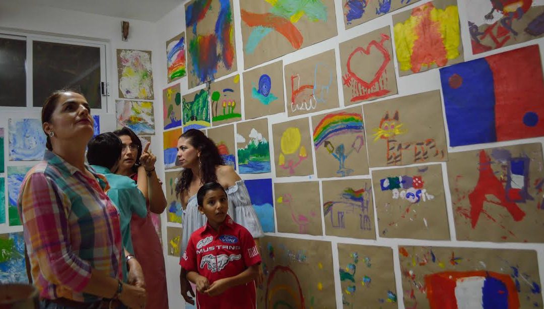 DIF Huatulco inaugura exposición y subasta de arte “Azul Profundo” a beneficio de Clínica de Autismo.