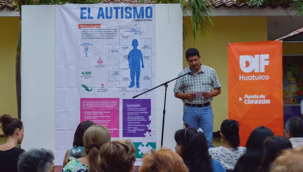 DIF Huatulco inaugura exposición y subasta de arte “Azul Profundo” a beneficio de Clínica de Autismo.2