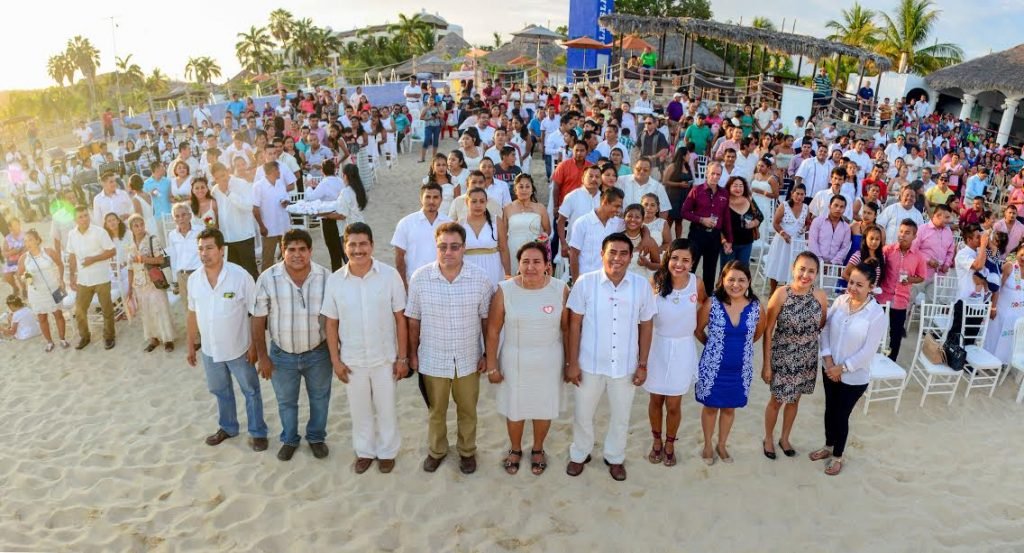 DIF Huatulco realiza Bodas Colectivas 2017 en Playa Chahué