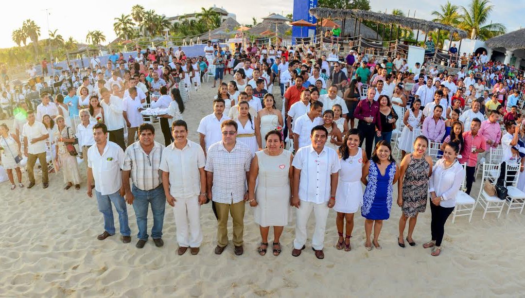 DIF Huatulco realiza Bodas Colectivas 2017 en Playa Chahué