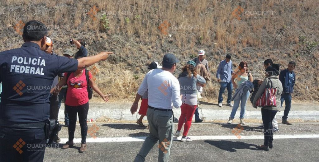 Frena Policía Federal intento de toma en caseta de Huitzo