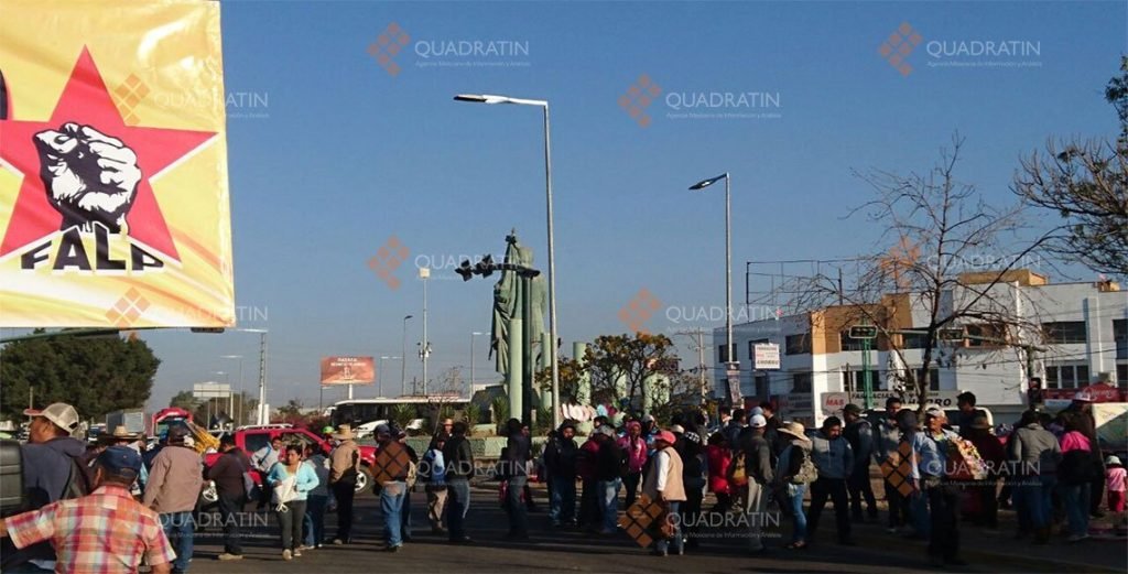 Invaden marchistas carril de Viguera hacia el Zócalo de Oaxaca