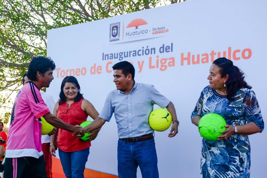 José Hernández inaugura la Liga Municipal de Futbol “Hux” y Torneo de Copa 2017 en Huatulco