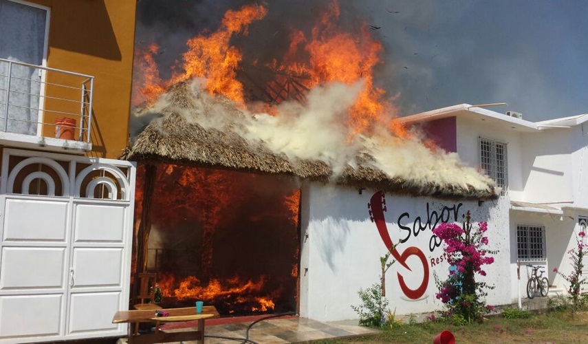 Se incendia restaurante en Pinotepa Nacional