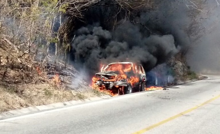 Se incendia vehículo en Huatulco