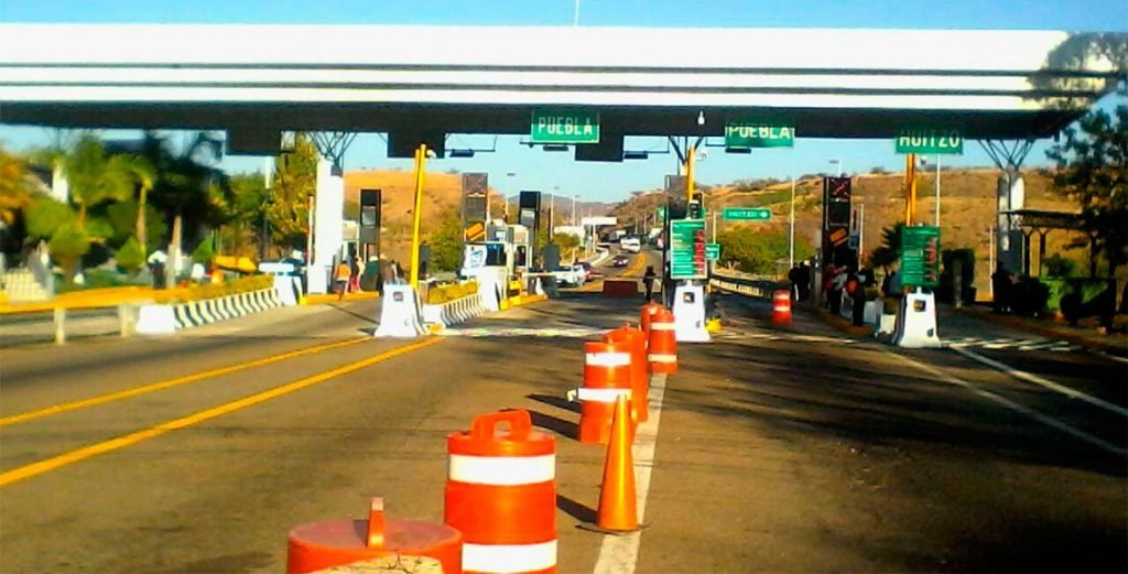 Toman caseta de peaje en Oaxaca