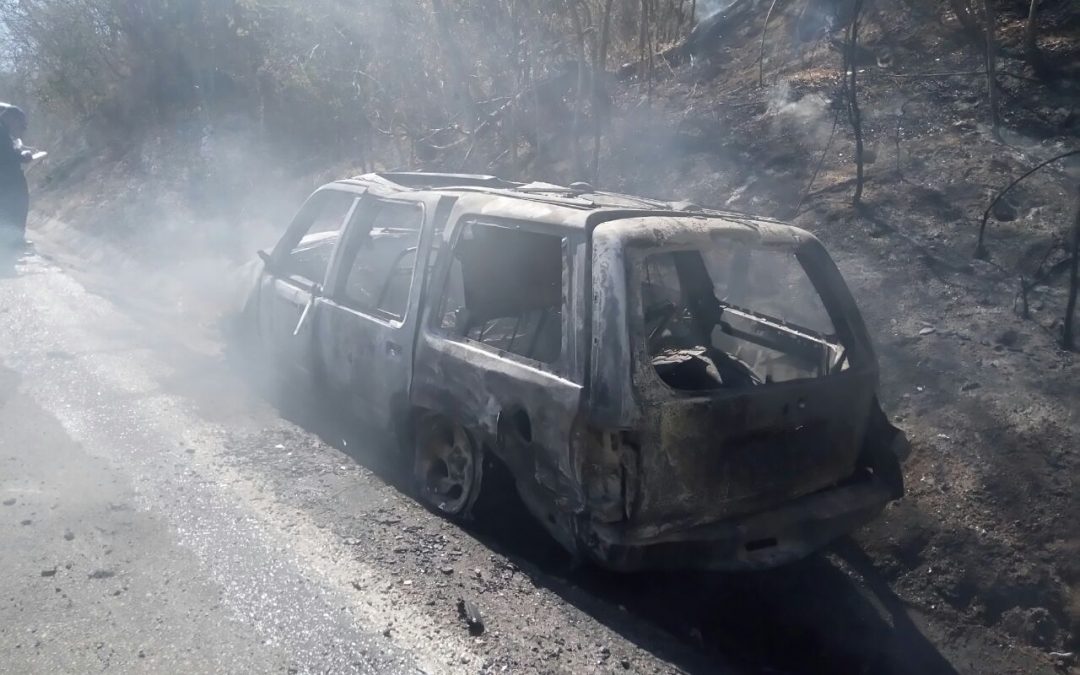 Se incendia vehículo en Huatulco