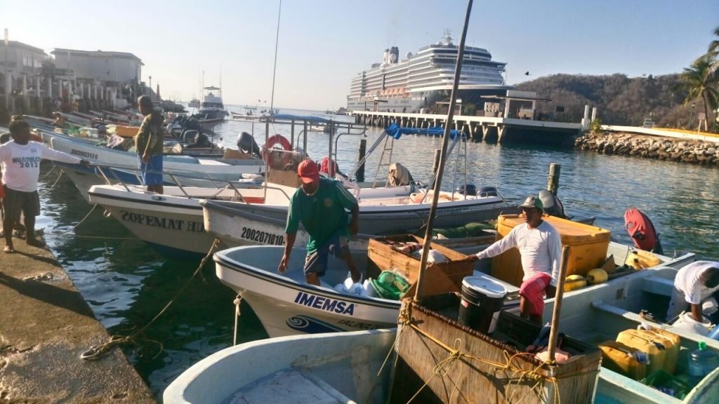 Continúan perdidos tres pescadores de Huatulco3