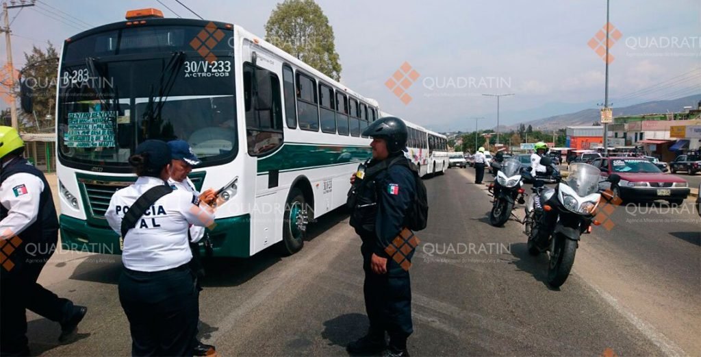 Escolta Policía estatal a normalistas al CRENO en autobuses secuestrados