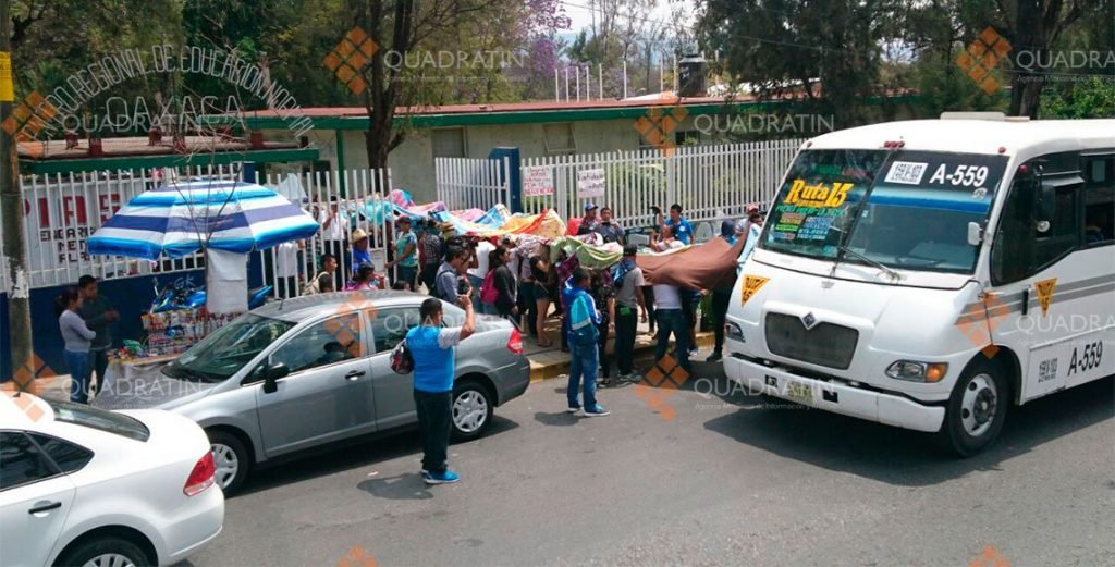 Escolta Policía estatal a normalistas al CRENO en autobuses secuestrados2
