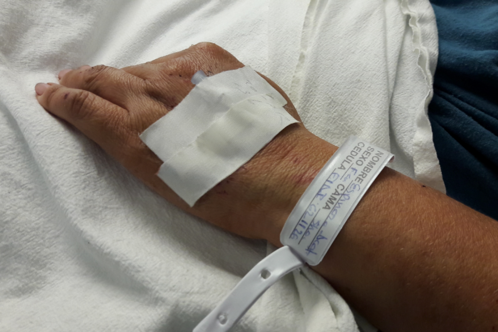 Familia baleada por policías en un retén