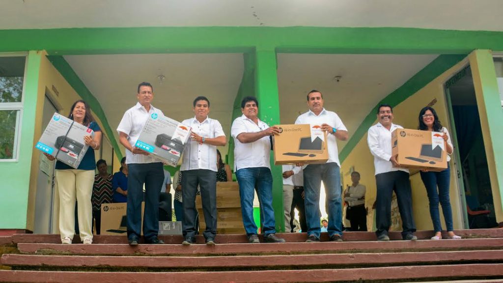 Gobierno de Huatulco entrega equipos de cómputo a E.S.T. # 61