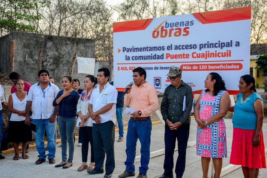 Inaugura José Hernández pavimentación de calle de acceso principal en Colonia Puente Cuajinicuil