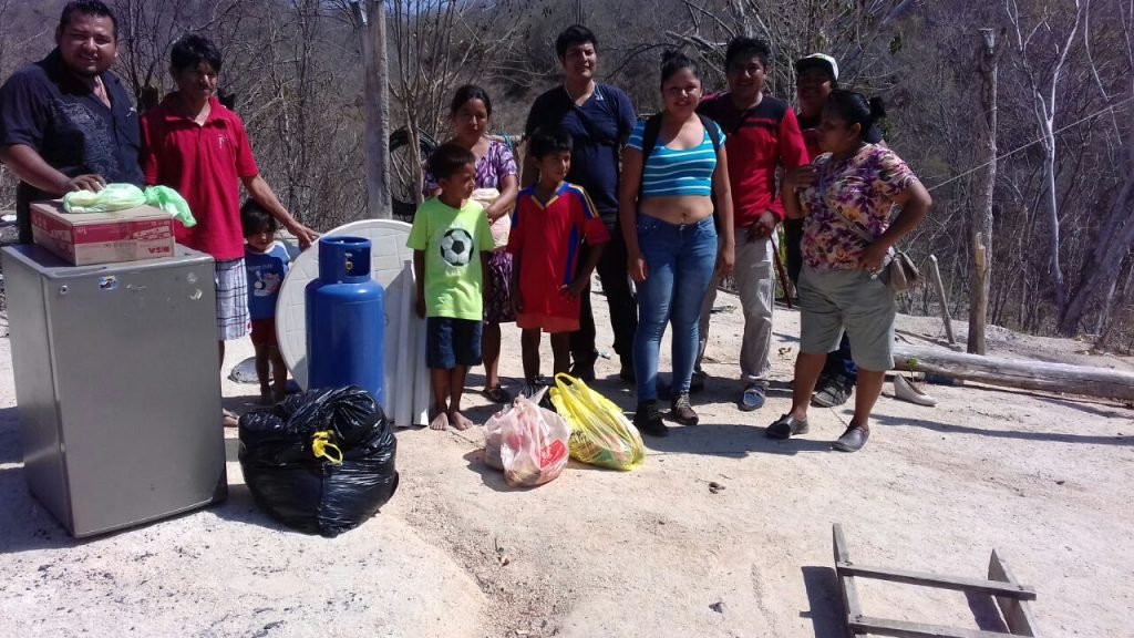 JÓVENES APOYAN A FAMILIA QUE SE LES QUEMO SU CASA EN HUATULCO