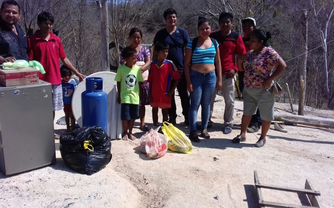Jóvenes apoyan a familia que se les quemo su casa en Huatulco