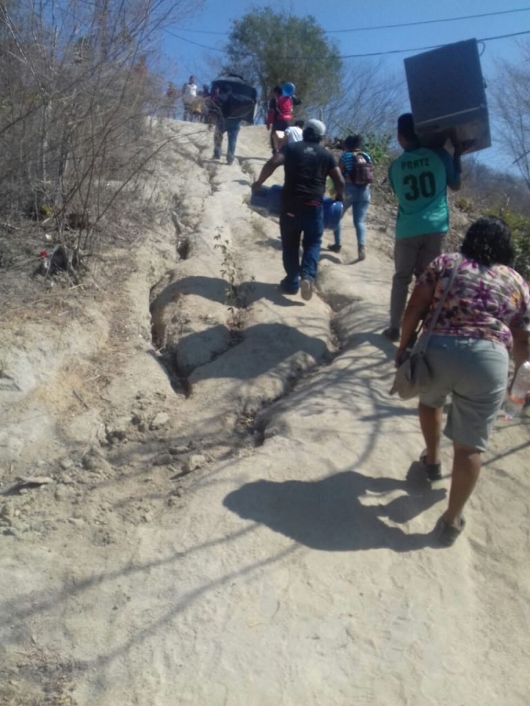 JÓVENES APOYAN A FAMILIA QUE SE LES QUEMO SU CASA EN HUATULCO2