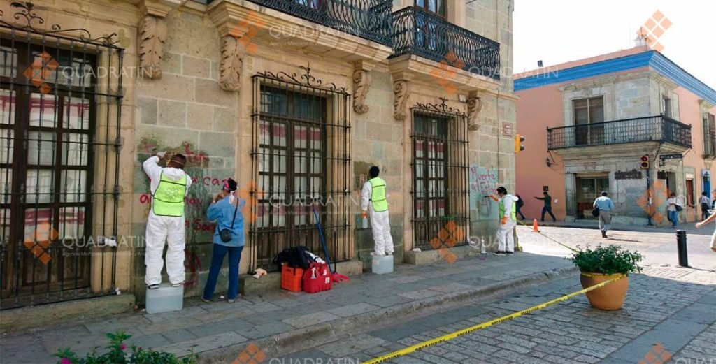 Limpia INAH pintas en edificio histórico de Oaxaca de Juárez