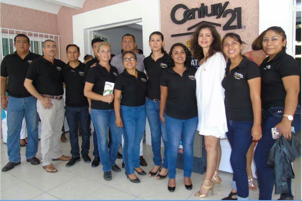 Magna inauguración de Century 21 Gurrión