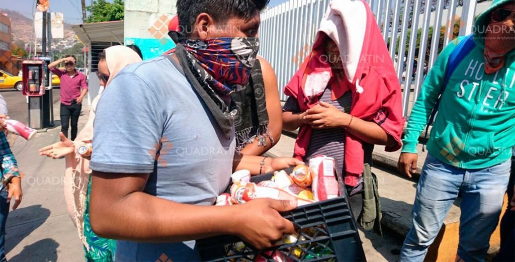 Normalistas de Oaxaca reparten productos robados